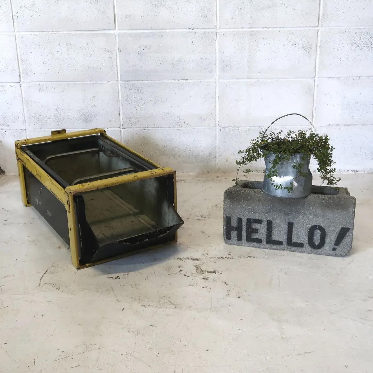 Bathey ビンテージ メタルキャビネット