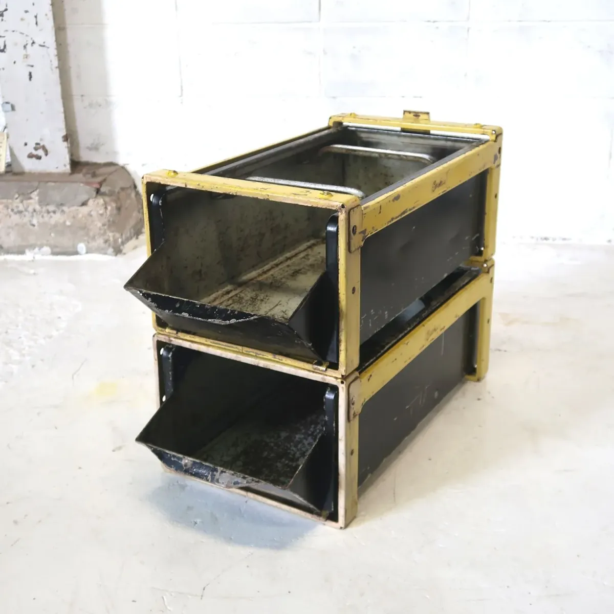 Bathey ビンテージ メタルキャビネット