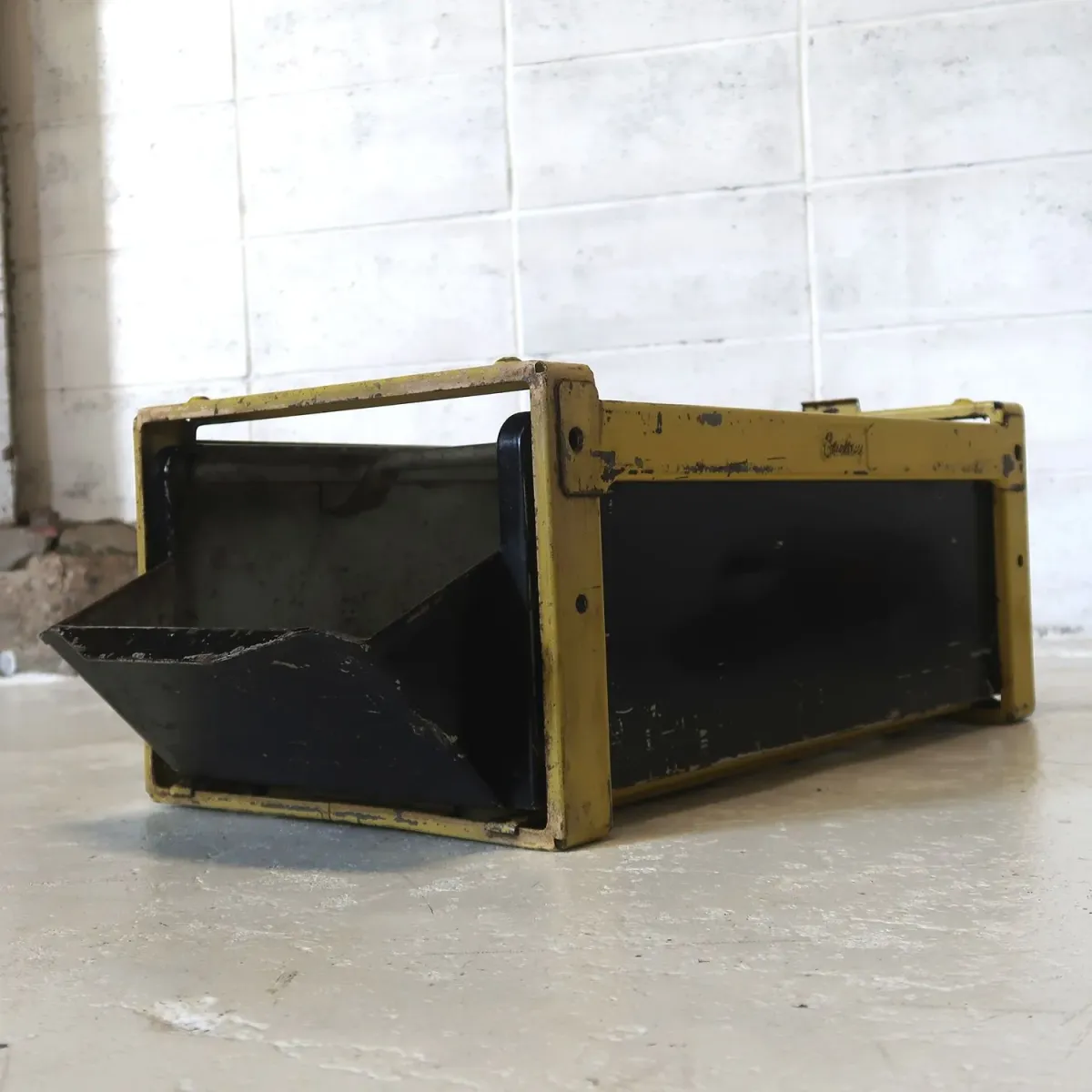 Bathey ビンテージ メタルキャビネット