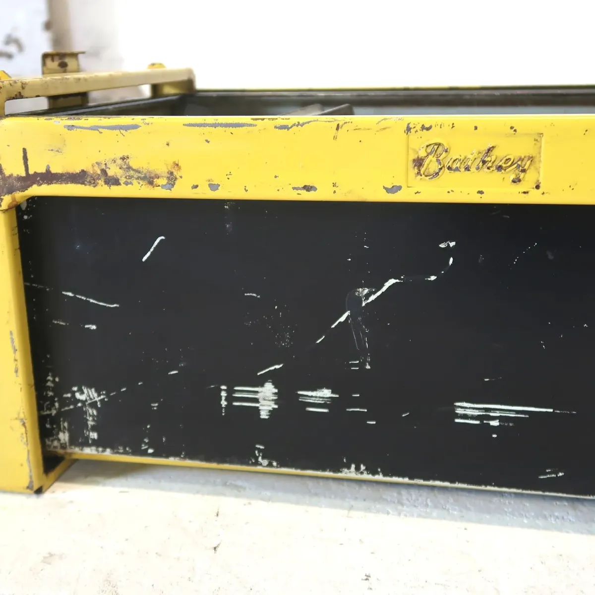 Bathey ビンテージ メタルキャビネット