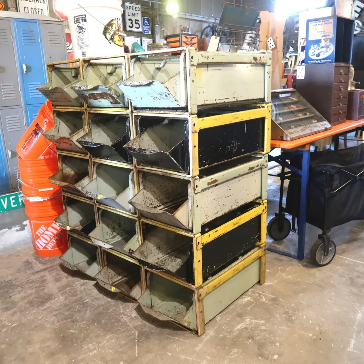 Bathey ビンテージ メタルキャビネット