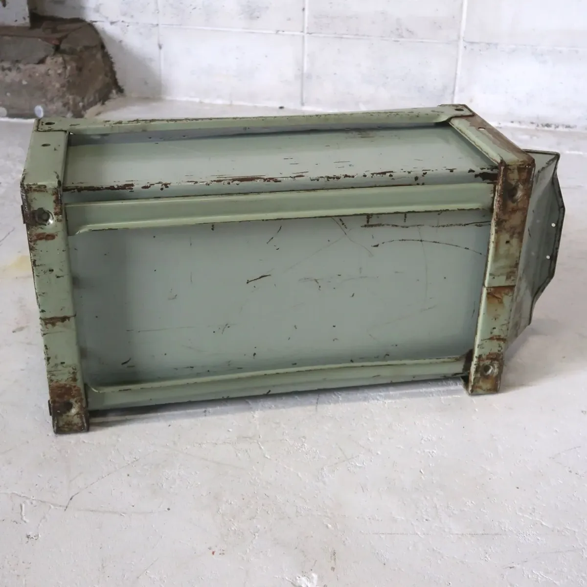 Bathey ビンテージ メタルキャビネット