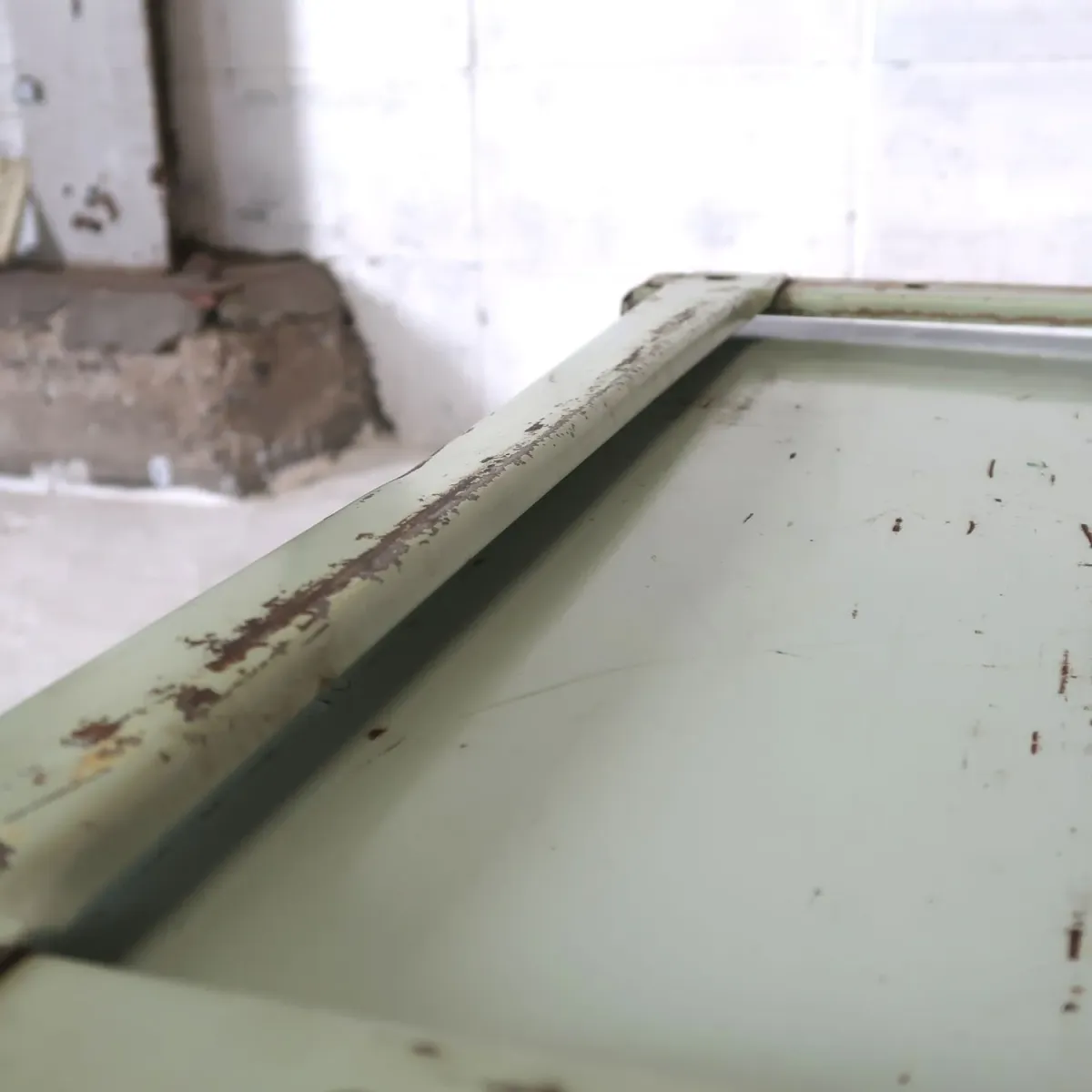 Bathey ビンテージ メタルキャビネット