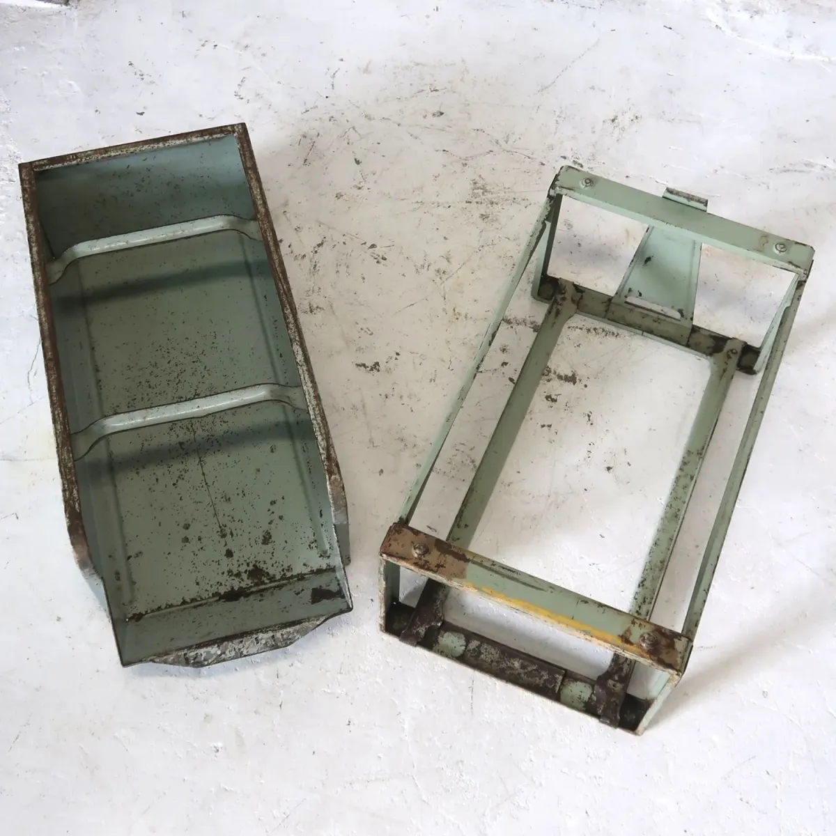 Bathey ビンテージ メタルキャビネット