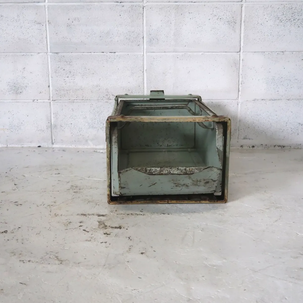 Bathey ビンテージ メタルキャビネット