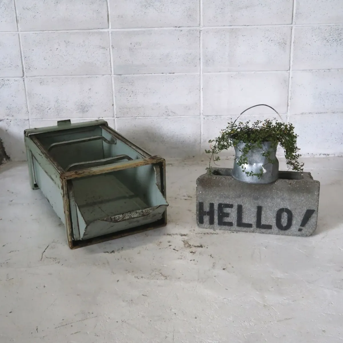 Bathey ビンテージ メタルキャビネット