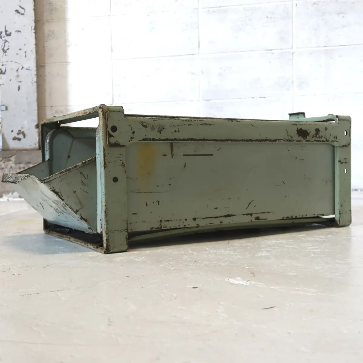 Bathey ビンテージ メタルキャビネット