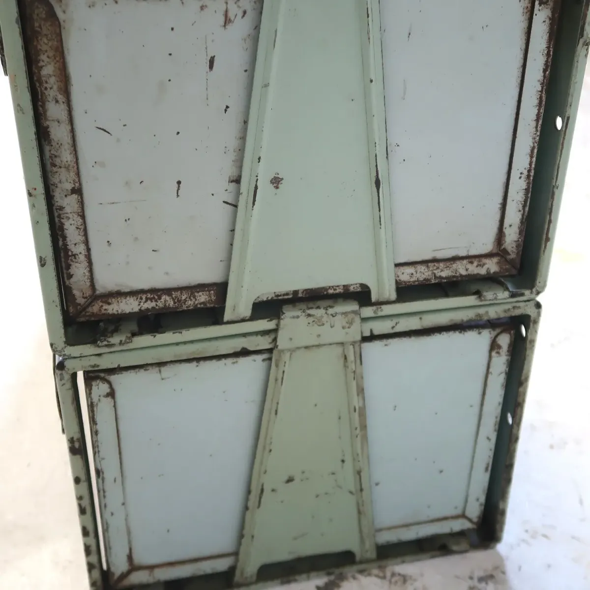 Bathey ビンテージ メタルキャビネット