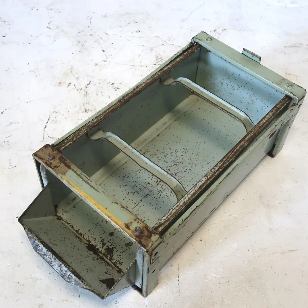 Bathey ビンテージ メタルキャビネット