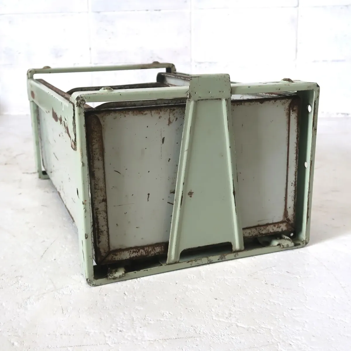 Bathey ビンテージ メタルキャビネット