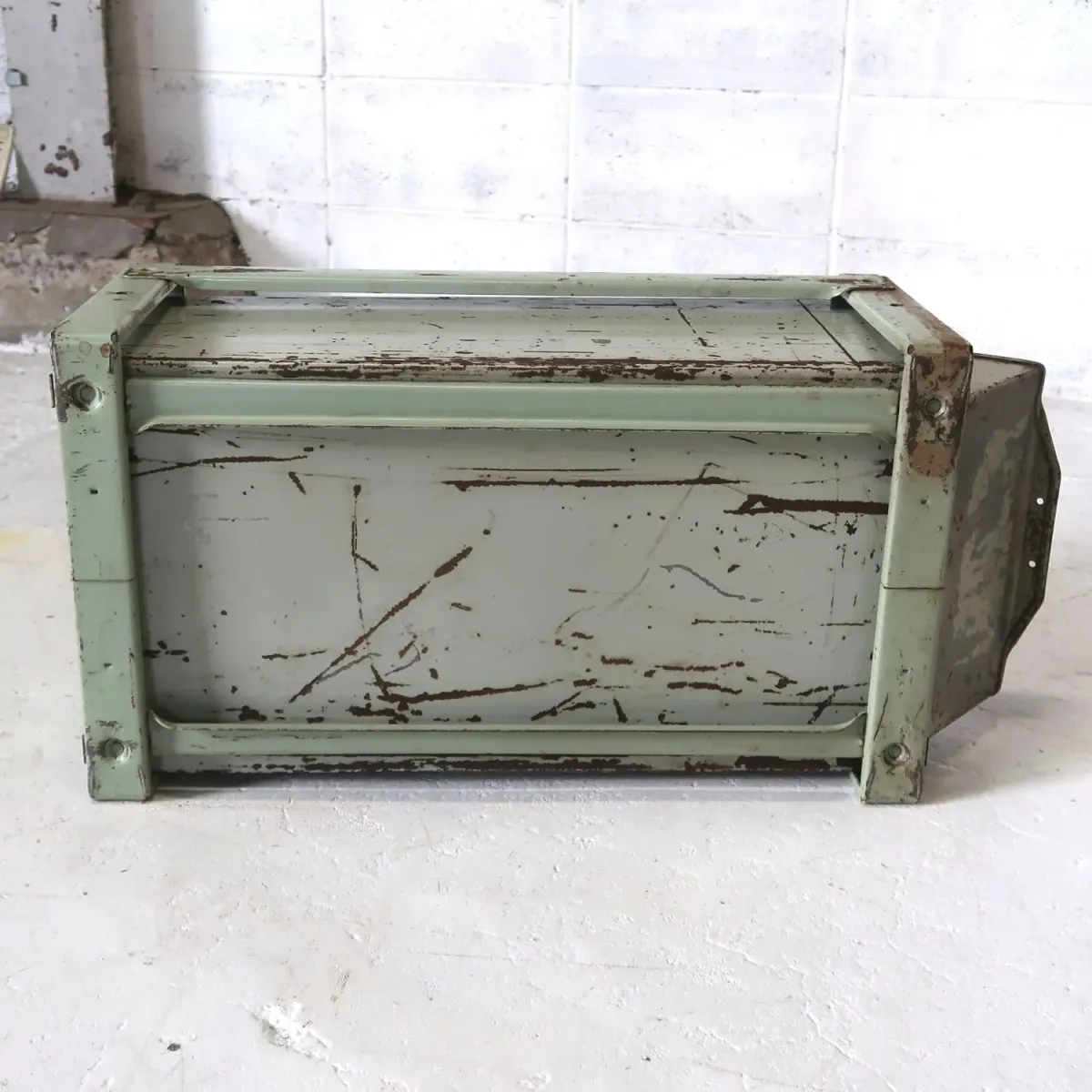 Bathey ビンテージ メタルキャビネット