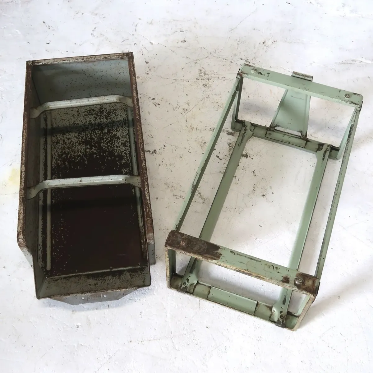 Bathey ビンテージ メタルキャビネット