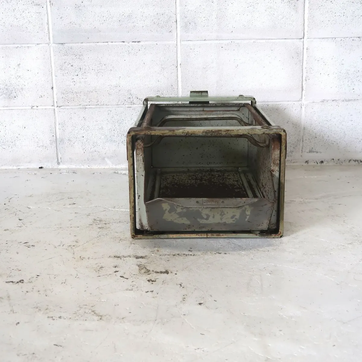 Bathey ビンテージ メタルキャビネット