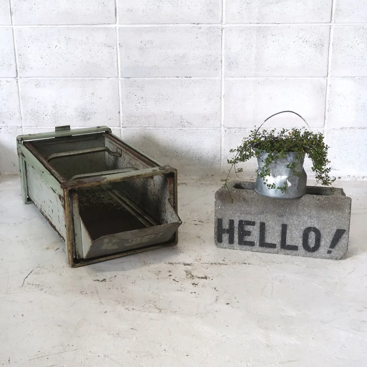 Bathey ビンテージ メタルキャビネット