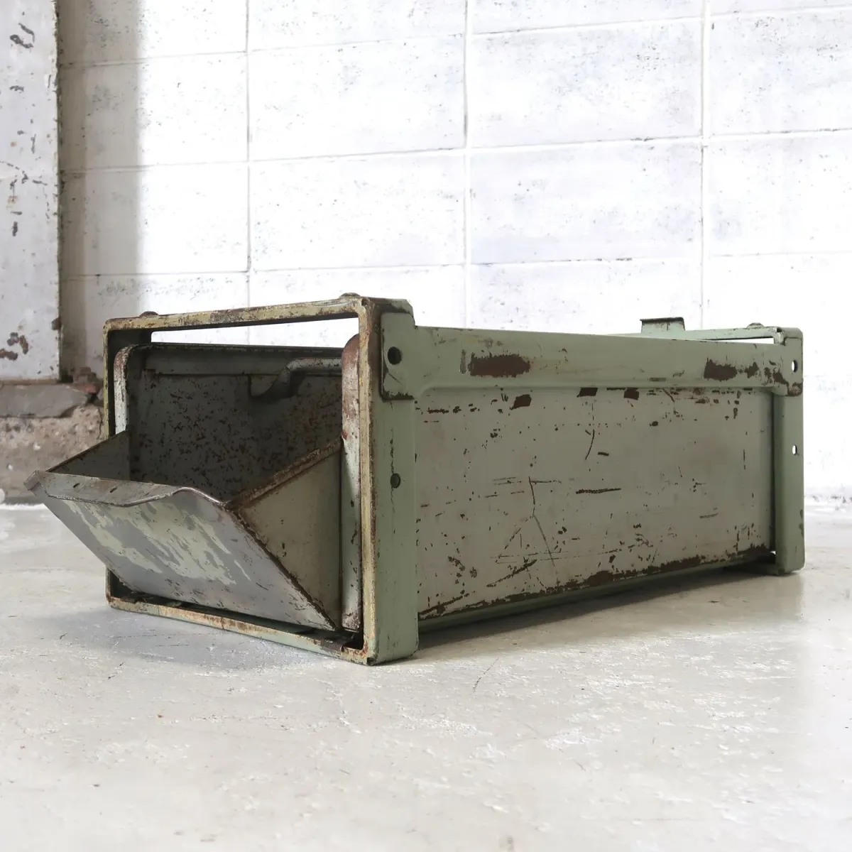 Bathey ビンテージ メタルキャビネット