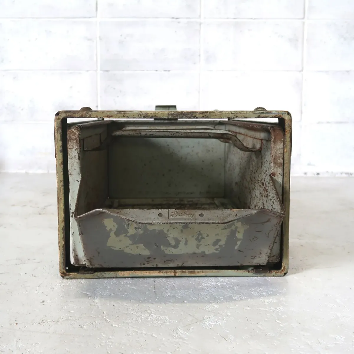 Bathey ビンテージ メタルキャビネット