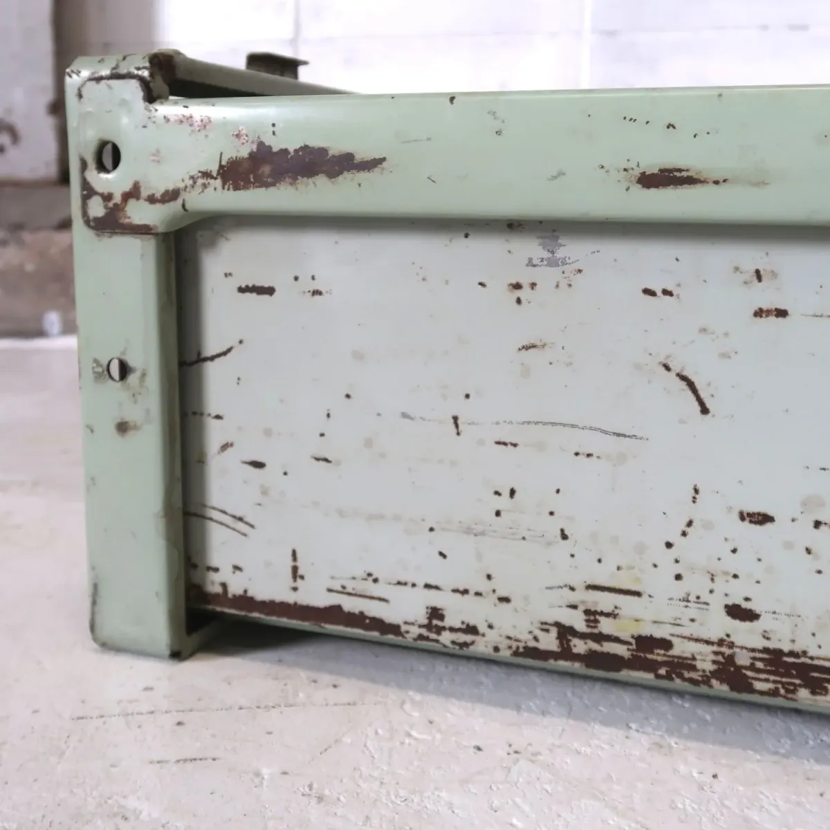 Bathey ビンテージ メタルキャビネット