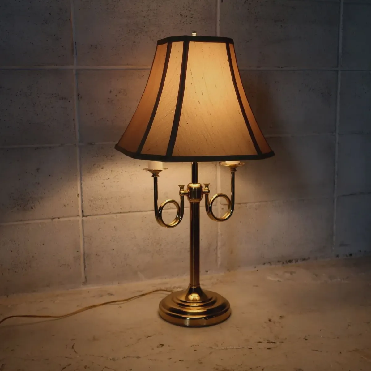 アンティーク ゴールドメタル テーブルランプ