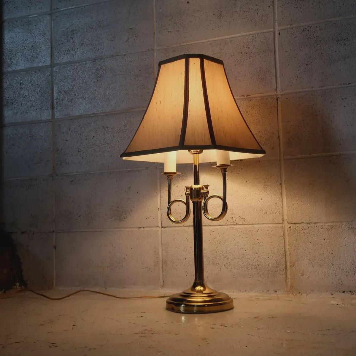 アンティーク ゴールドメタル テーブルランプ