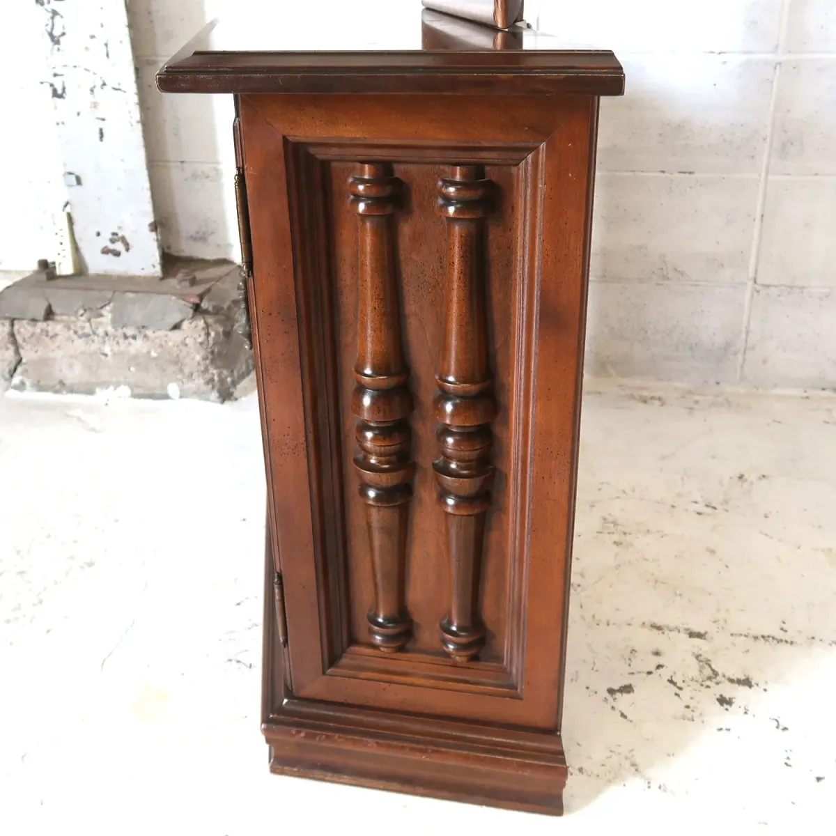 アンティーク ハイバックキャビネット