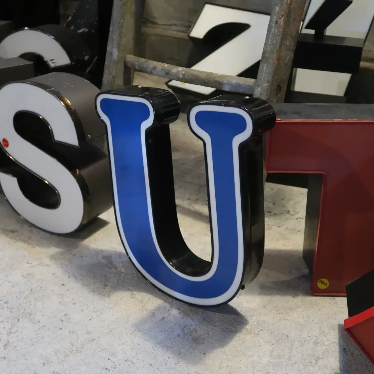 ビンテージ レターサイン U