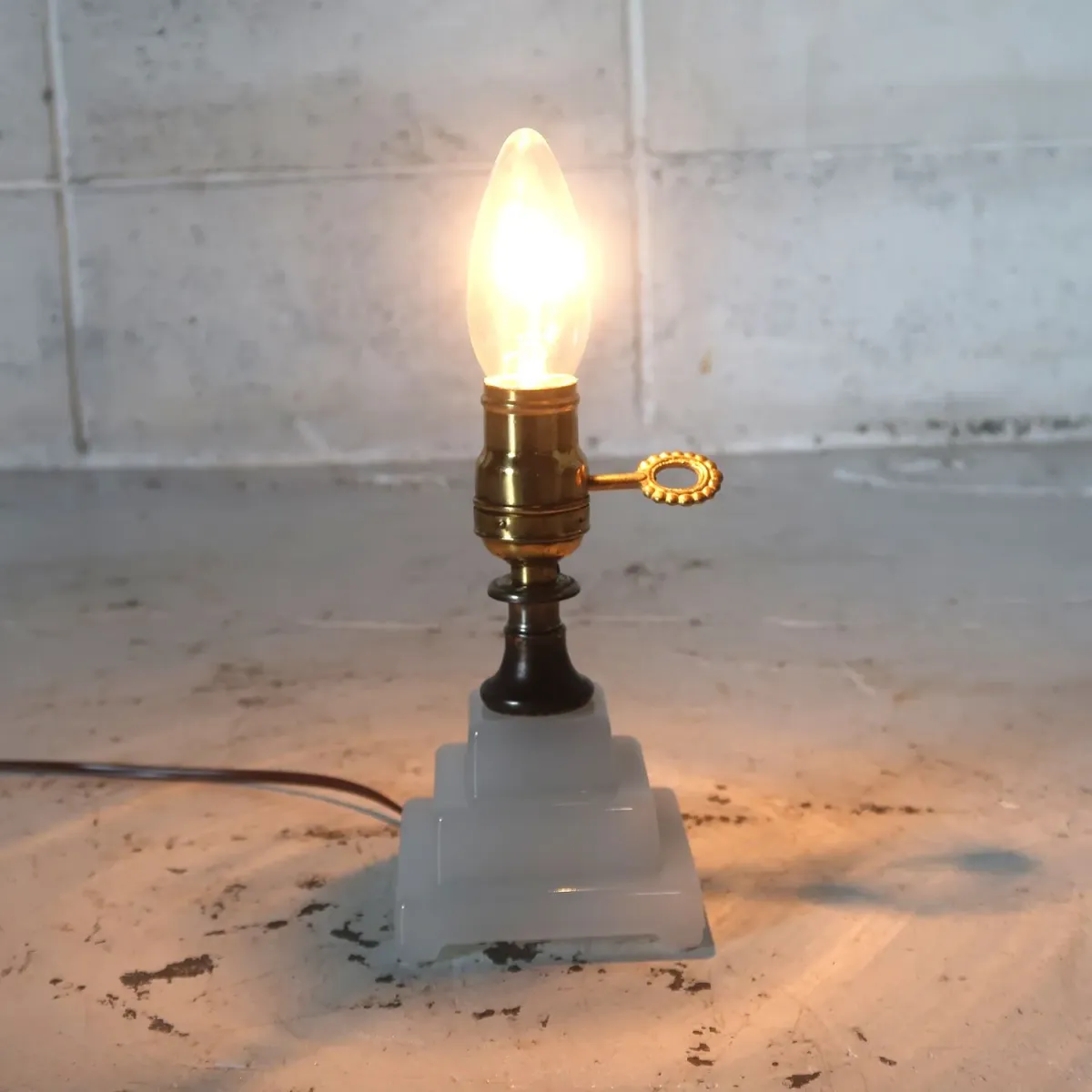 アンティーク ミルクガラスベース テーブルランプ