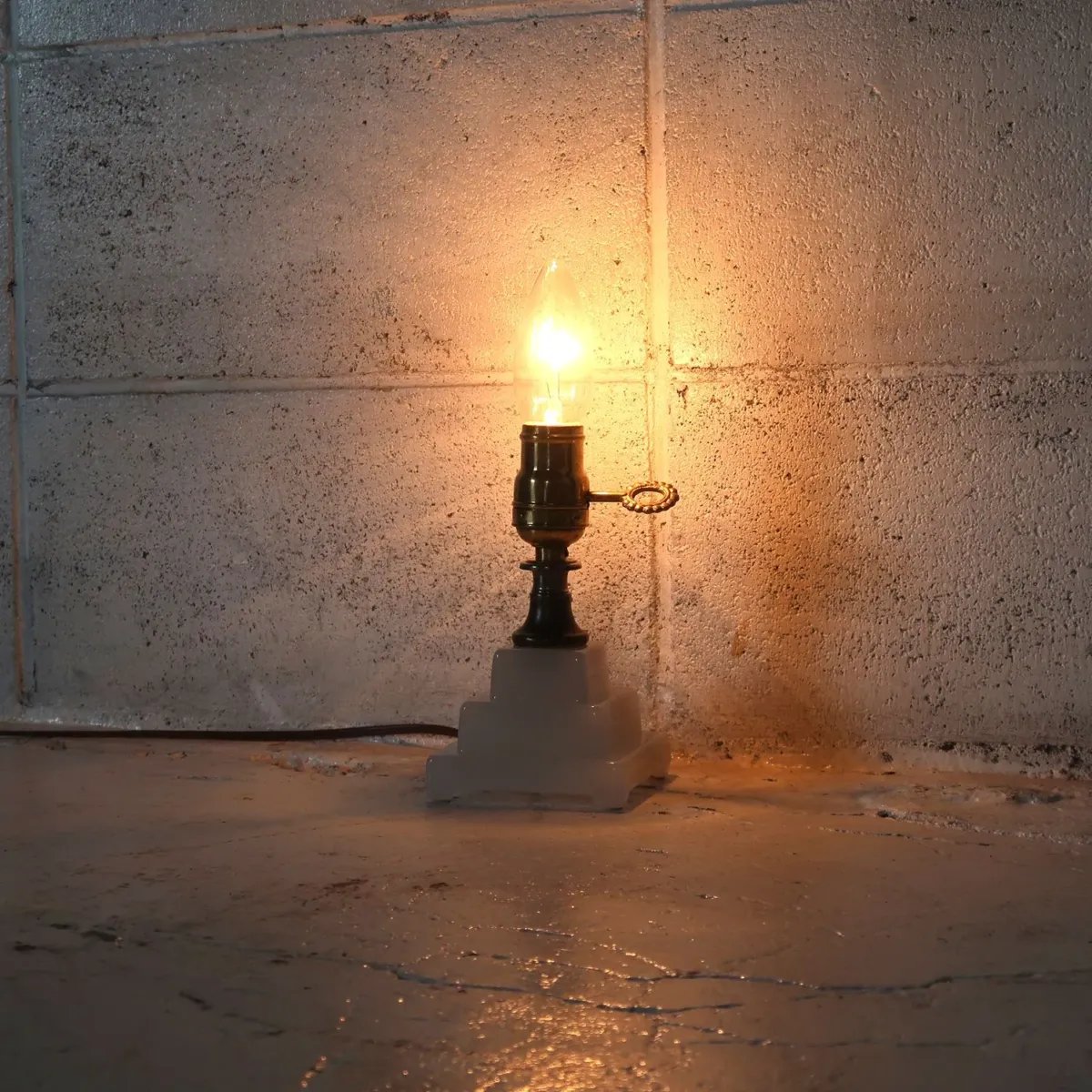 アンティーク ミルクガラスベース テーブルランプ