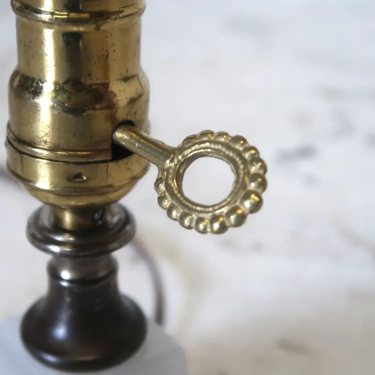 アンティーク ミルクガラスベース テーブルランプ