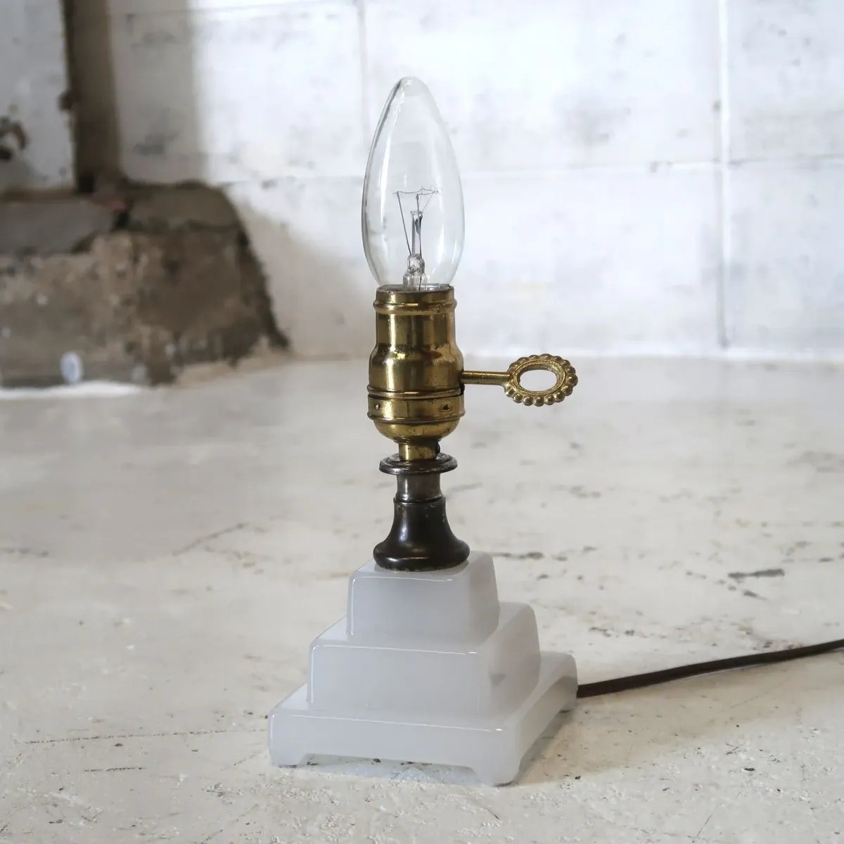アンティーク ミルクガラスベース テーブルランプ