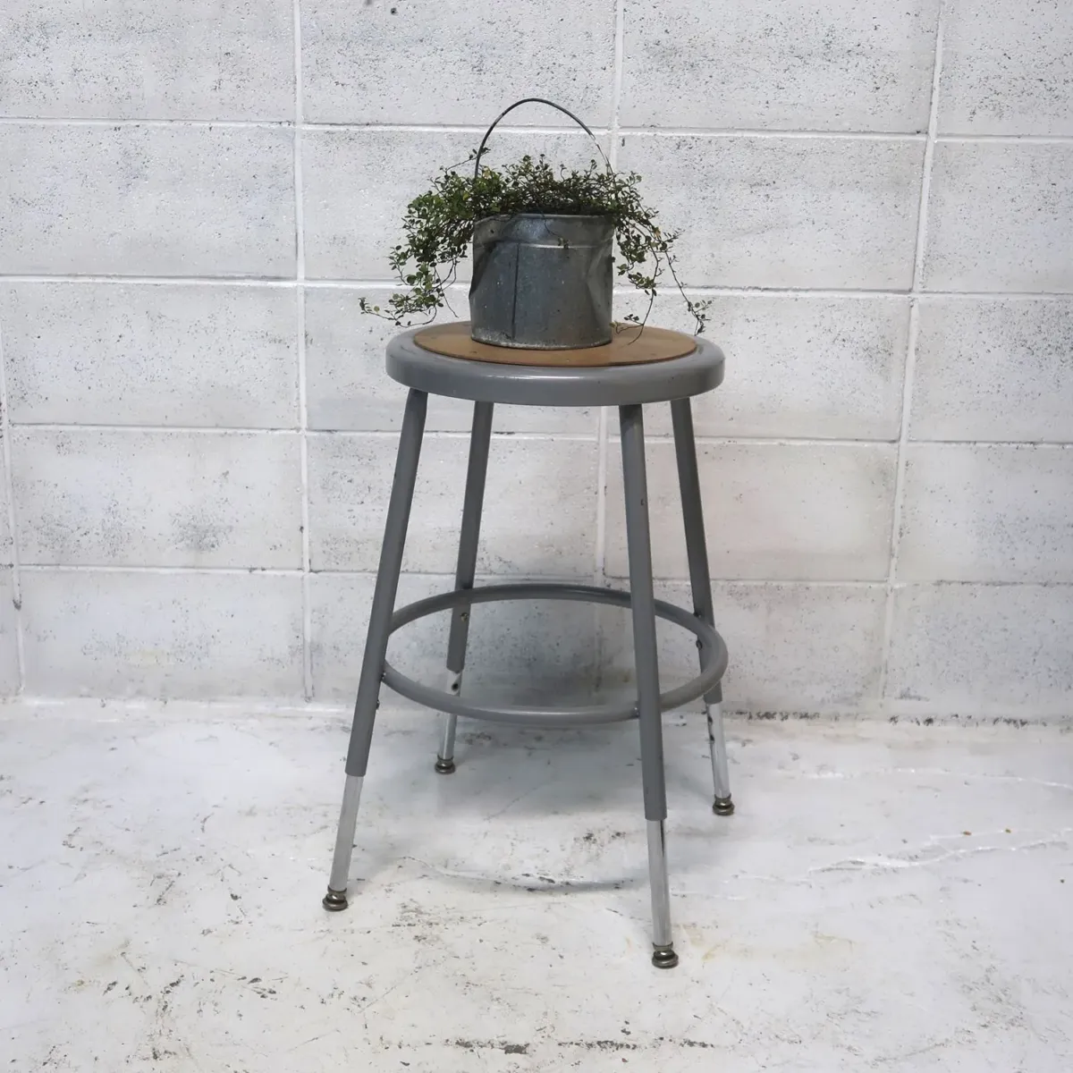 National Public Seating メタルスツール