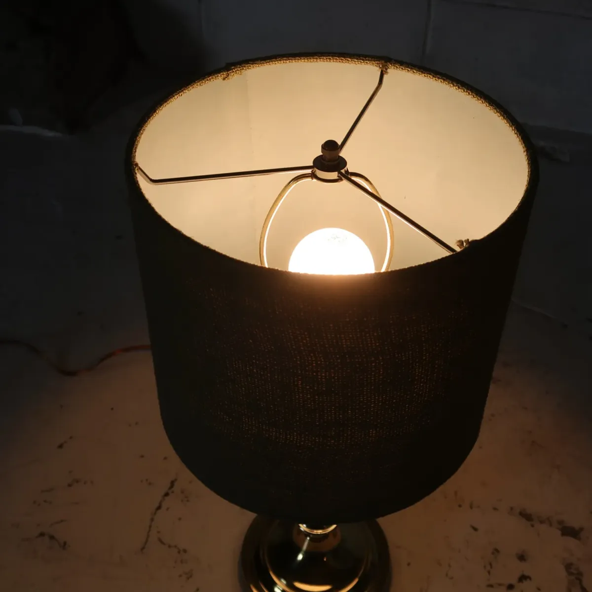 アンティーク メタルデザイン テーブルランプ