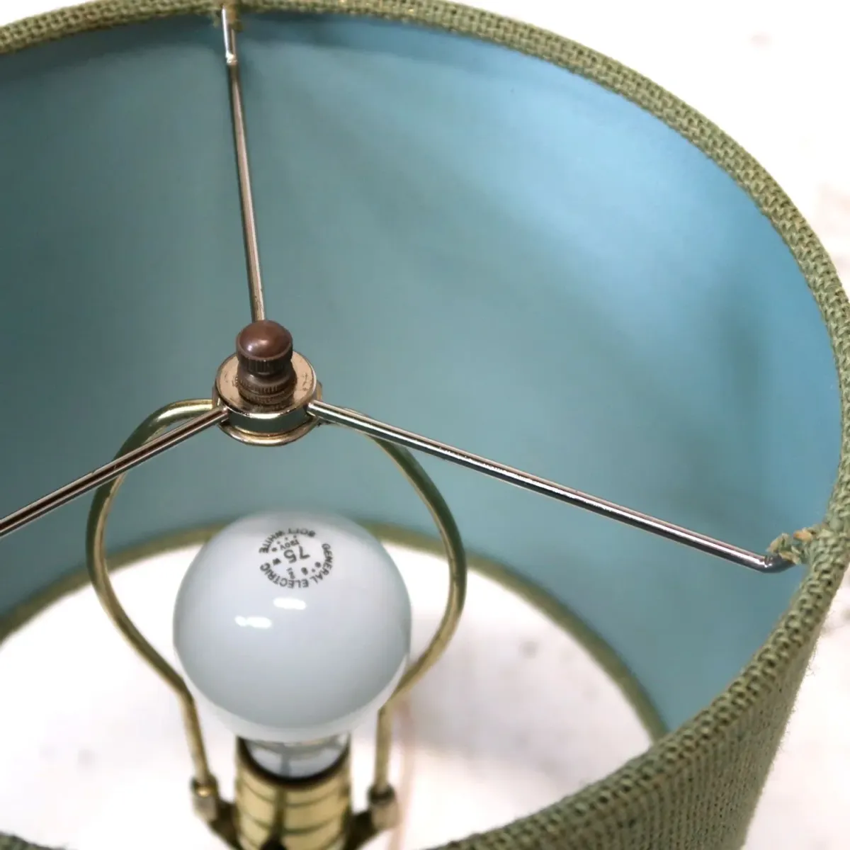 アンティーク メタルデザイン テーブルランプ