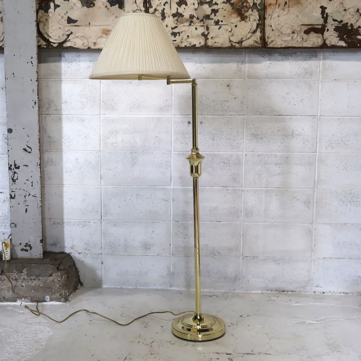 アンティーク ゴールドメタル フロアランプ