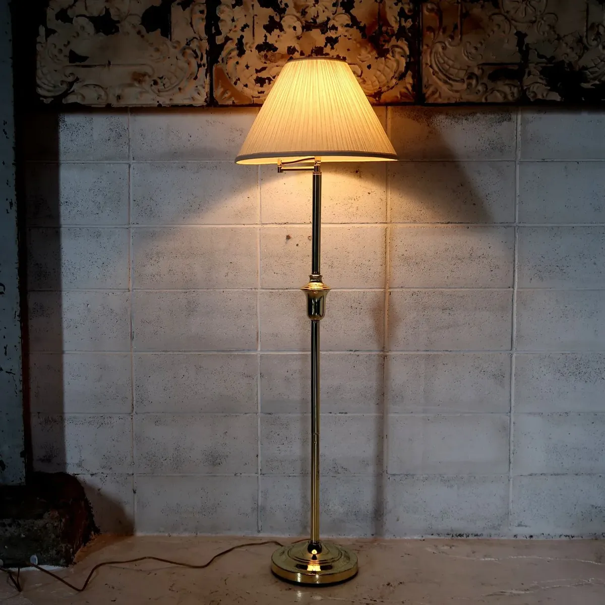 アンティーク ゴールドメタル フロアランプ