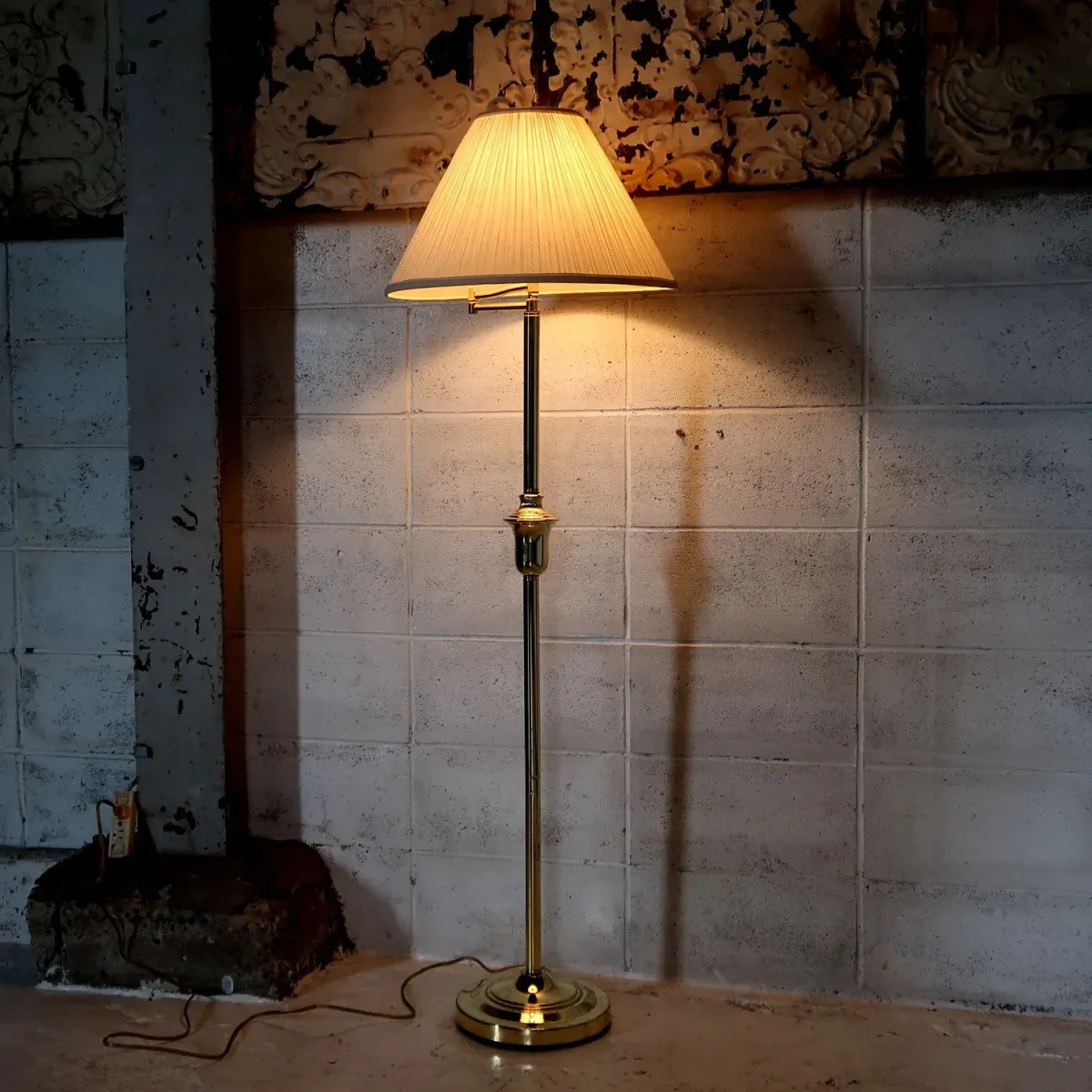 アンティーク ゴールドメタル フロアランプ