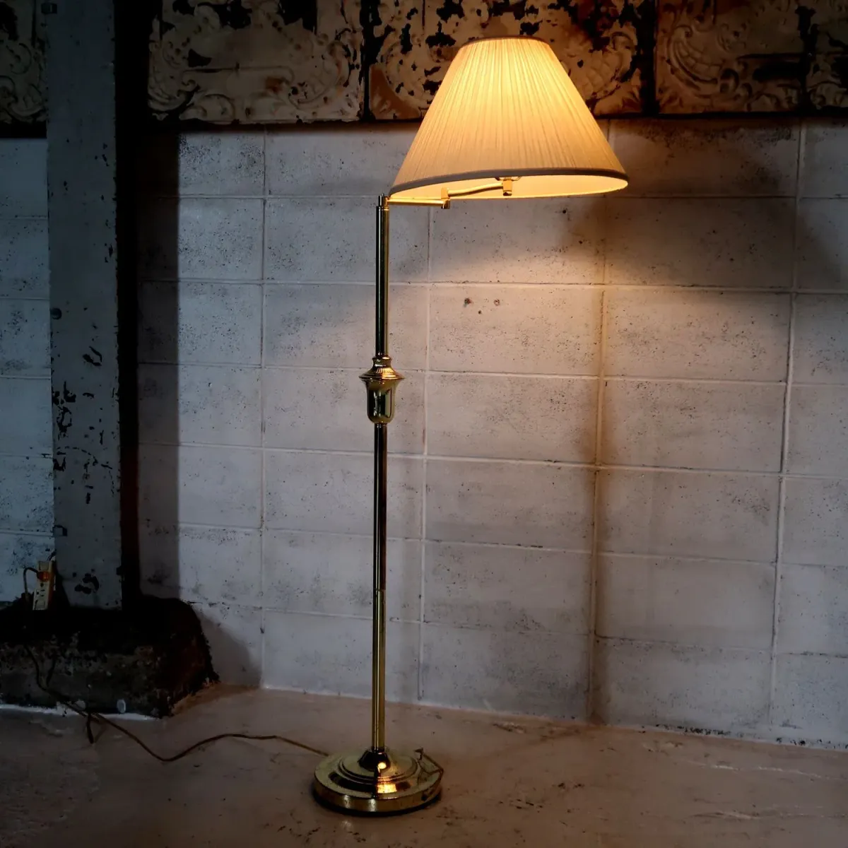 アンティーク ゴールドメタル フロアランプ