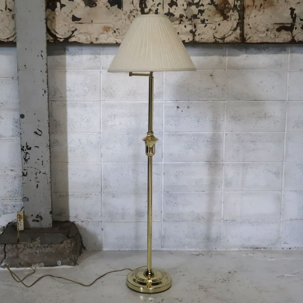アンティーク ゴールドメタル フロアランプ