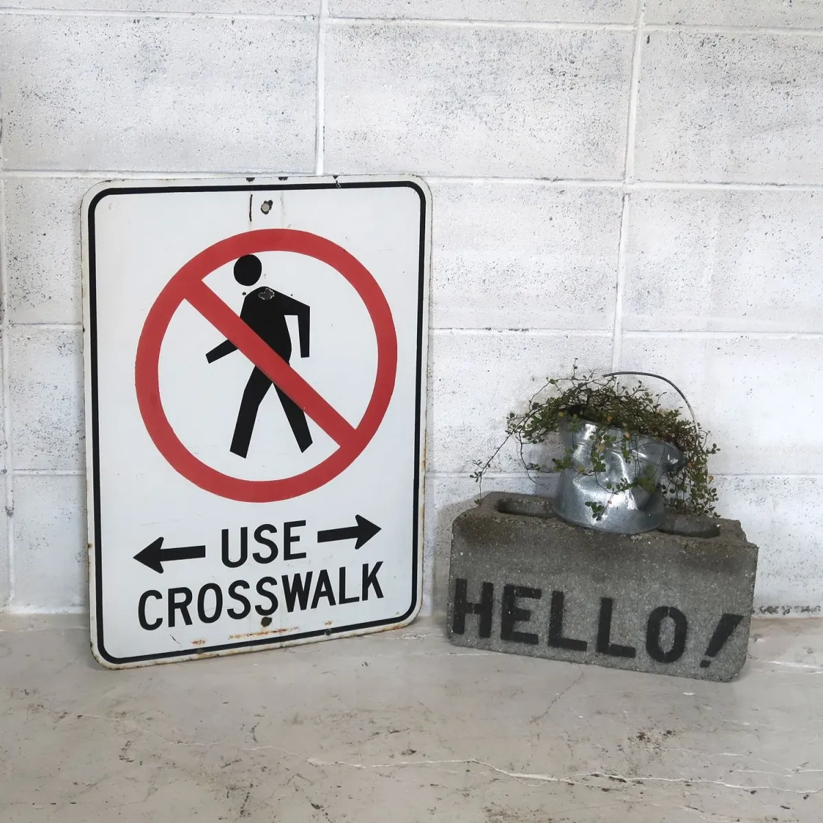 USE CROSSWALK ロードサイン ホーロー