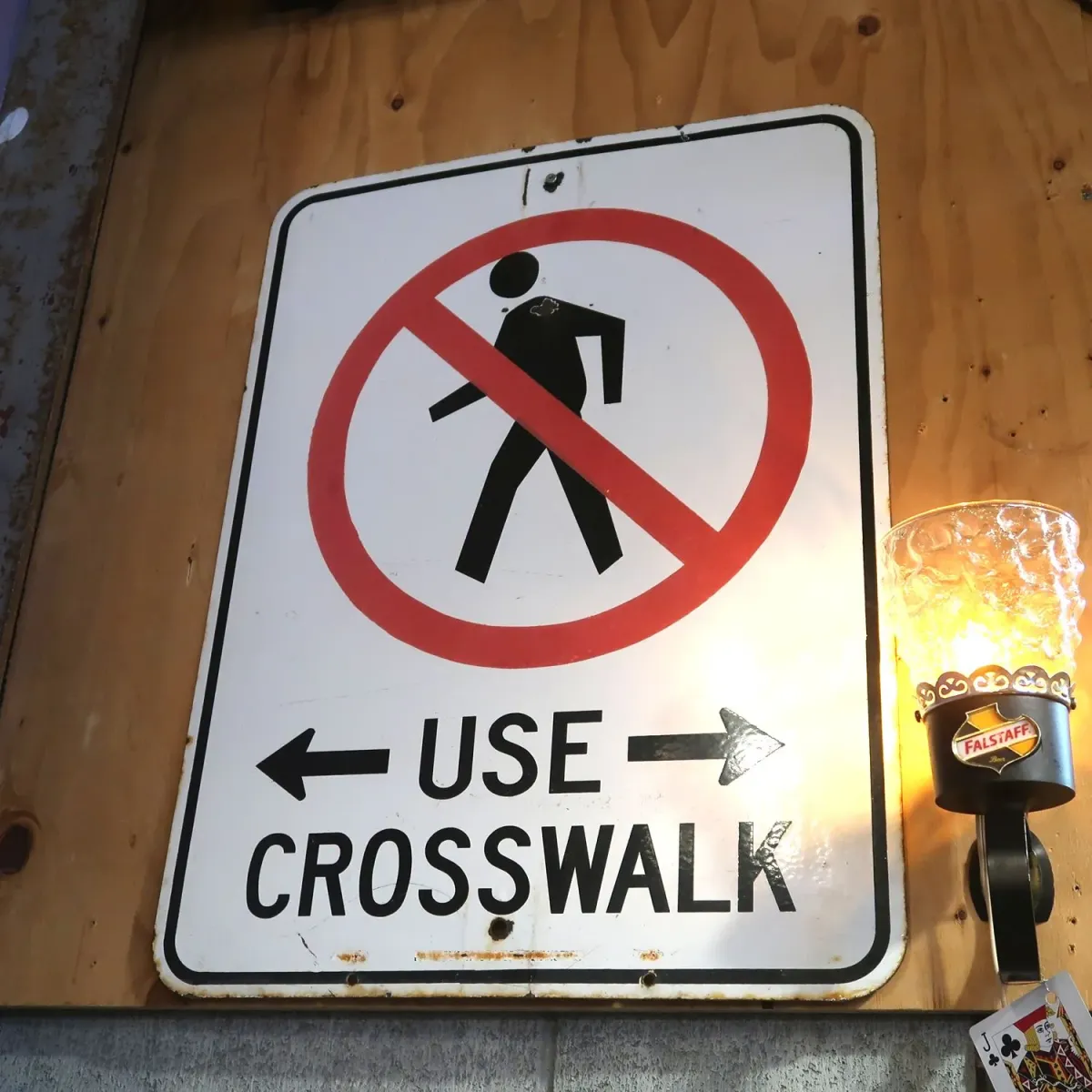 USE CROSSWALK ロードサイン ホーロー