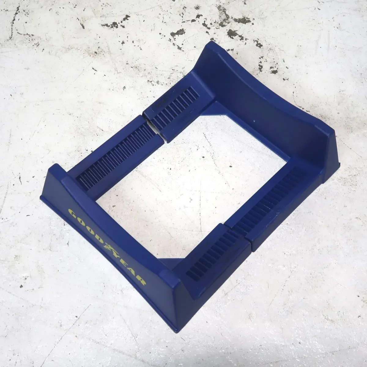 GOOD YEAR タイヤディスプレイラック