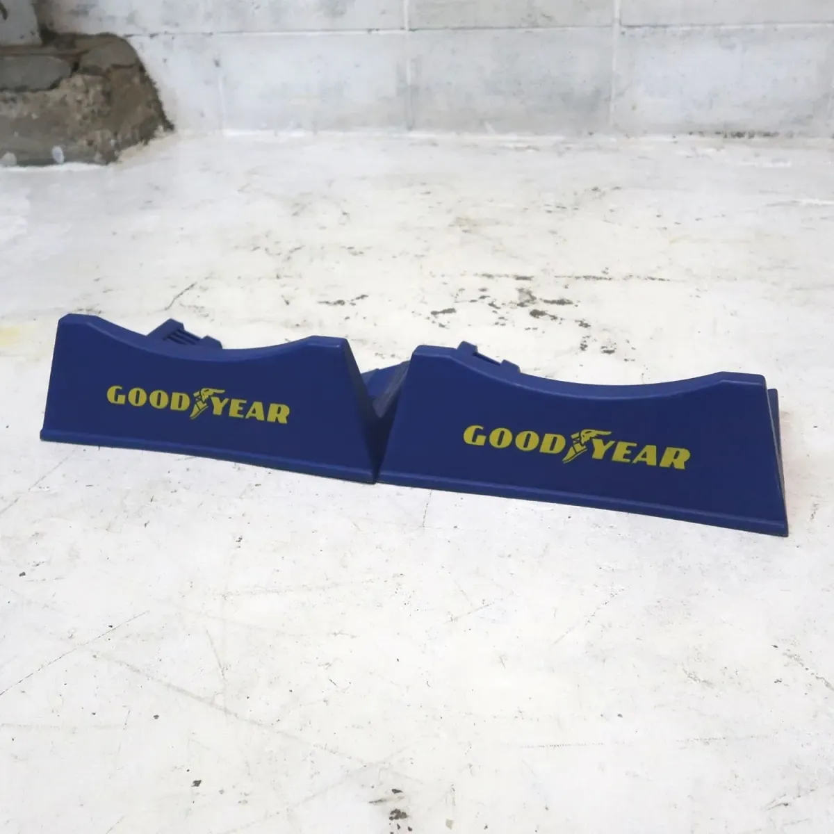 GOOD YEAR タイヤディスプレイラック