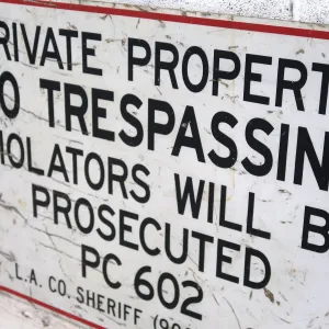NO TRESPASSING ビンテージ メタルサイン