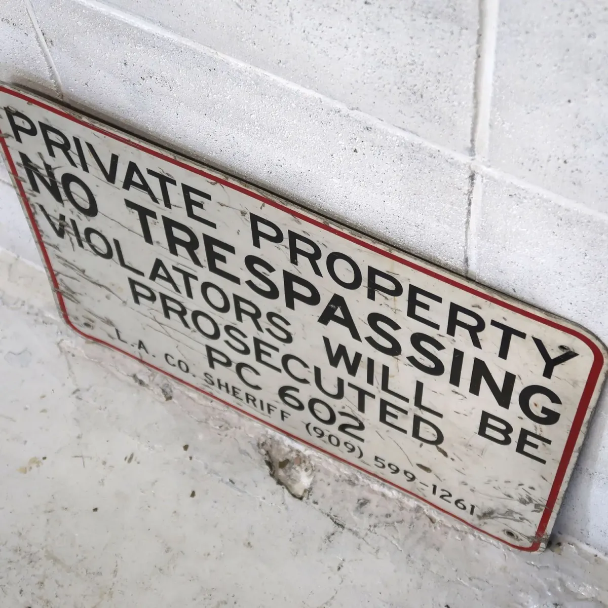 NO TRESPASSING ビンテージ メタルサイン