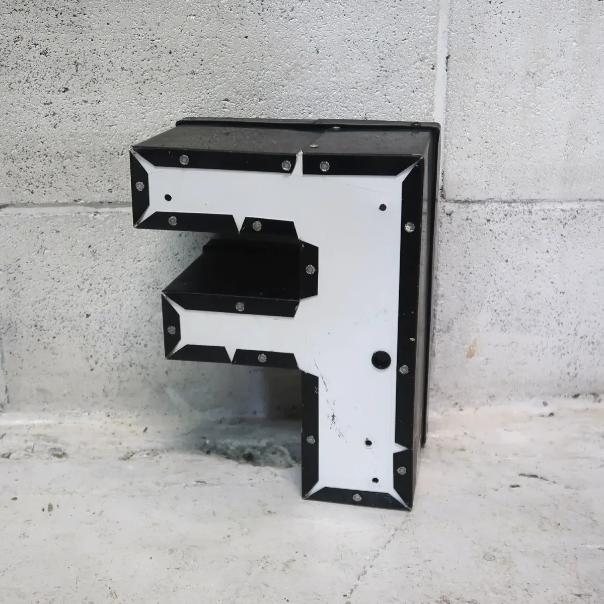 ビンテージ レターサイン F