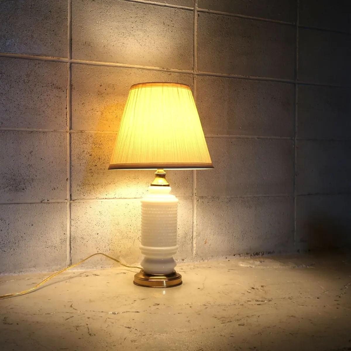 アンティーク ミルクガラス ホブネイルランプ