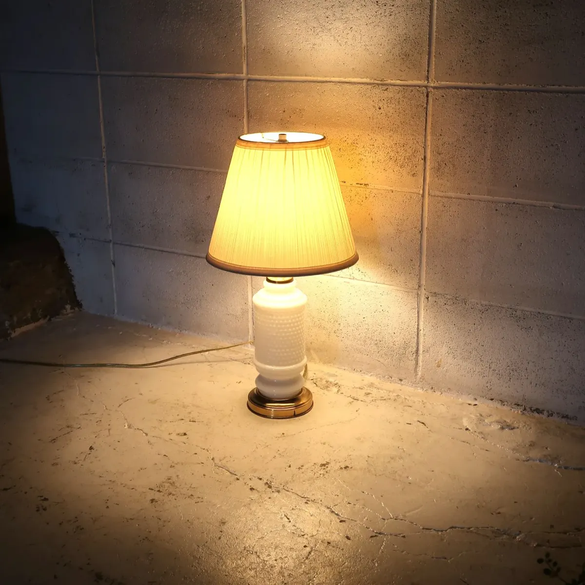 アンティーク ミルクガラス ホブネイルランプ