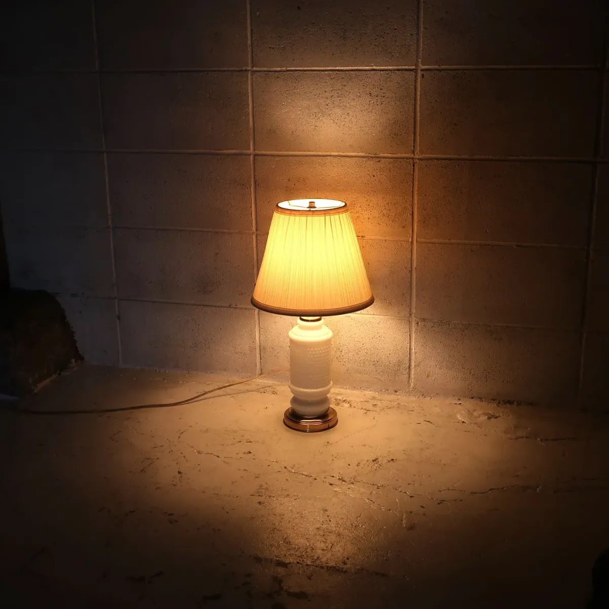 アンティーク ミルクガラス ホブネイルランプ