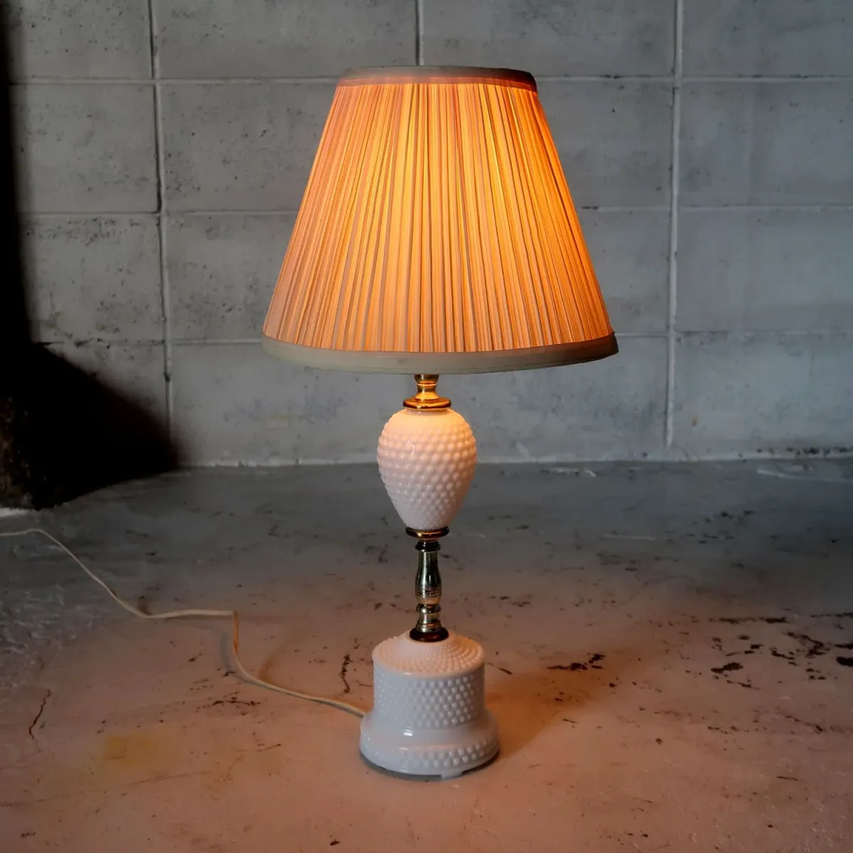 アンティーク ミルクガラス ホブネイルランプ