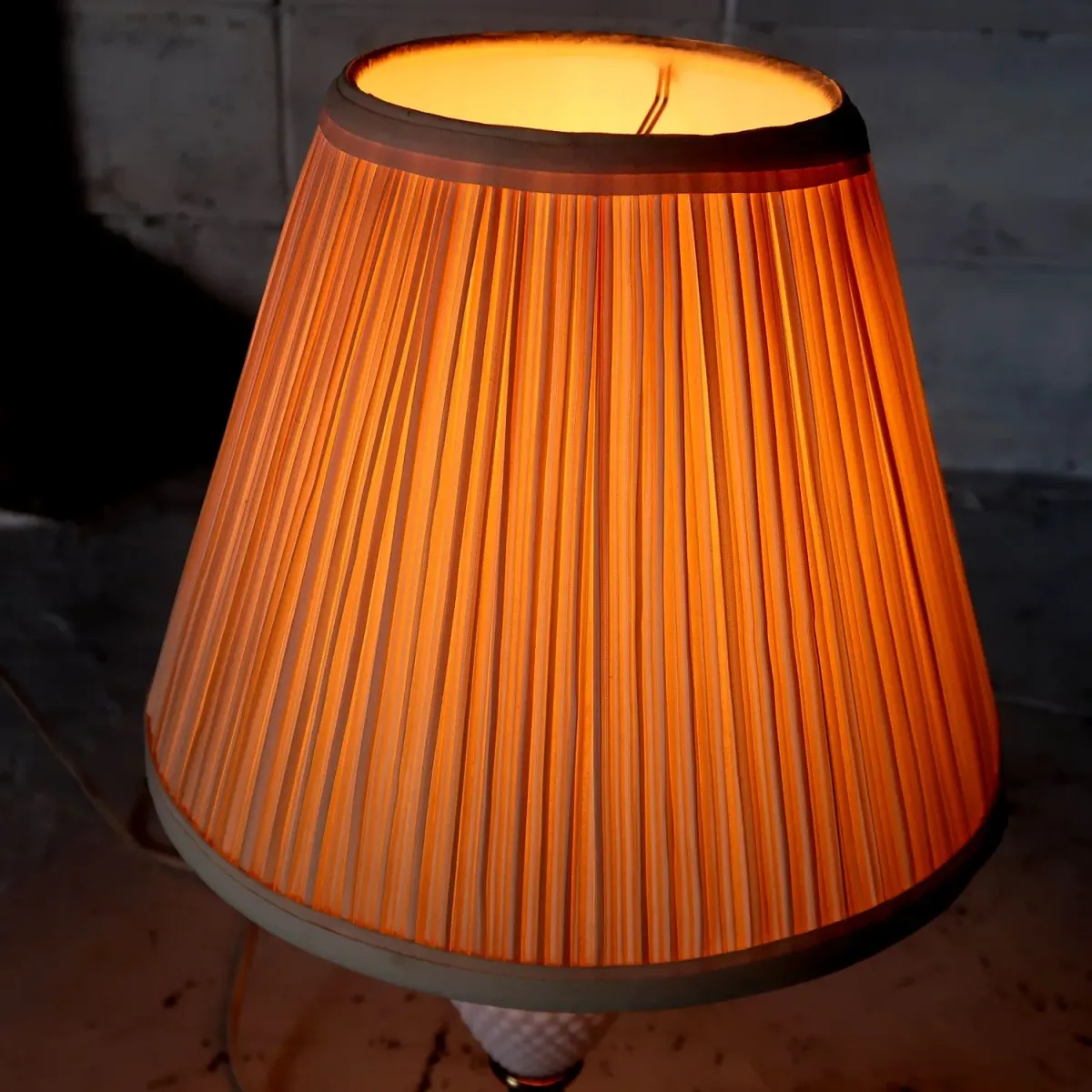 アンティーク ミルクガラス ホブネイルランプ