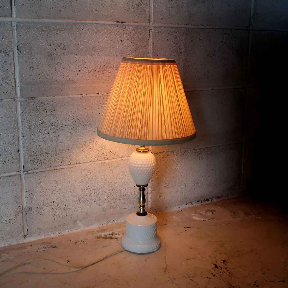 アンティーク ミルクガラス ホブネイルランプ